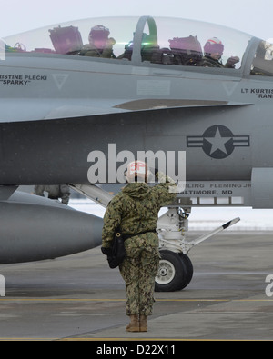 NAVAL AIR FACILITY MISAWA, Japon (Janv. 10, 2013) l'Escadron d'attaque électronique (VAQ) 132 de la direction le Cmdr. Wiliam McCombs, gauche, originaire de Concord, en Californie, et le lieutenant Nick Charnas, droite, d'Orlando, en Floride, également attribué à VAQ-132, salut Banque D'Images