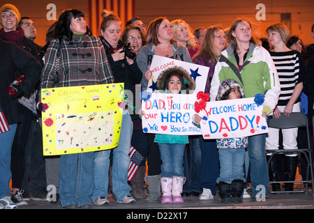 La famille et les amis des militaires déployés Colorado Air National Guard membres attendre dans le froid pour leur proche d'arriver à la maison à Buckley Air Force Base, Colorado, Jan 10, 2013. La 140e Escadre, Colorado Air National Guard aimé retourner chez elles après avoir terminé un Banque D'Images