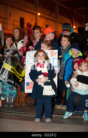 La famille et les amis des militaires déployés Colorado Air National Guard membres attendre dans le froid pour leur proche d'arriver à la maison à Buckley Air Force Base, Colorado, Jan 10, 2013. La 140e Escadre, Colorado Air National Guard aimé retourner chez elles après avoir terminé un Banque D'Images