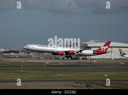 Virgin Atlantic Airbus A340-600 "miss Behavin'' l'atterrissage à l'aéroport Heathrow de Londres. Banque D'Images