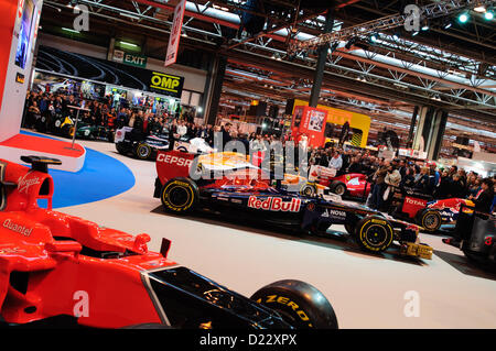 NEC de Birmingham, Royaume-Uni, 12 janvier 2013. Les foules au stand F1 Racing watch ex BBC F1 présentateur Jake Humphrey interview l'ancien Champion du Monde de Formule 1 Sir Jackie Stewart de l'Autosport International. Banque D'Images