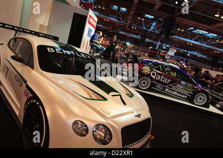 NEC de Birmingham, Royaume-Uni, 12 janvier 2013. La Bentley Continental GT3 sur l'écran (avant) en face de la scène à l'Autosport Autosport International. Bentley revient en compétition en 2013 pour la première fois depuis 2003. Banque D'Images