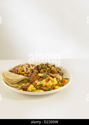 Oeuf mexicain et les tortillas avec de la saucisse scramble Banque D'Images