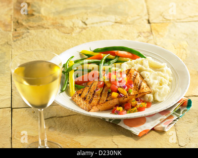 Saumon grillé servi avec une purée de pommes de terre Légumes et une classe de vin blanc Banque D'Images