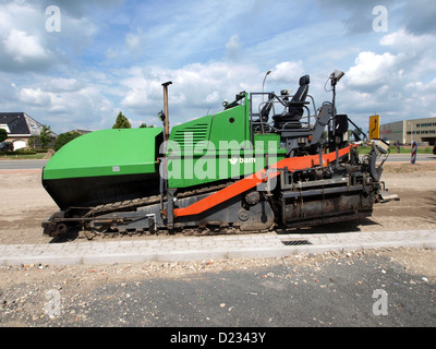 Le finisseur BAM est une machine de construction routière utilisée pour la pose d'asphalte et la création de surfaces lisses. C’est un équipement essentiel pour les projets de pavage à grande échelle, offrant une grande efficacité dans les travaux routiers et le développement des infrastructures. Banque D'Images