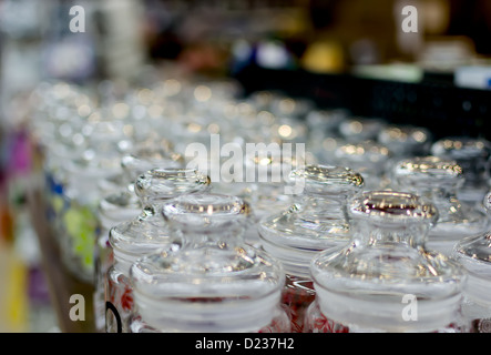 Verre vide bocaux avec couvercles de verre en ligne Banque D'Images