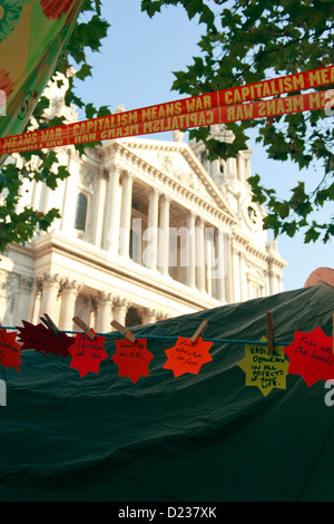 Anti-Capitalism bannières affichées par les manifestants Occupy London au-dessus des tentes en face de St Paul's Cathedral, London. Banque D'Images