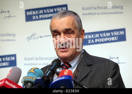 Prague, République tchèque. Jan 12, 2013 Le ministre des Affaires étrangères et président du TOP 09 Karel Schwarzenberg va au deuxième tour des élections présidentielles en République tchèque. Il sera en concurrence avec le premier Milos Zeman. Banque D'Images