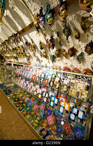 Un plafond de masques de bal mascarade et de masques vénitiens En vente dans une boutique de souvenirs de Limone Sul Garda Sur le lac de Garde dans la province de Brescia Banque D'Images