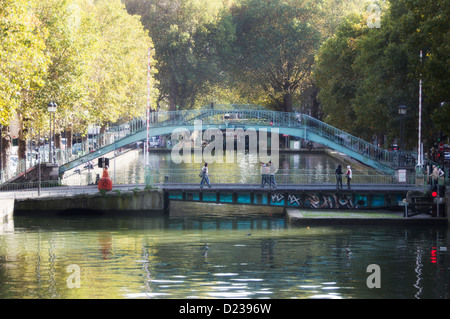 PARIS, FRANCE, 22 octobre 2012. Le Canal St Martin lors d'une journée ensoleillée à l'automne. Banque D'Images