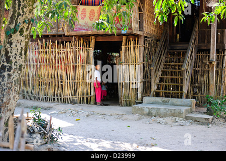 Mon village près de Bago, moines bouddhistes, hébergement, maison typique de la construction, (ancienne capitale du royaume Môn),la Birmanie Myanmar Banque D'Images