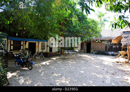 Mon village près de Bago, moines bouddhistes, hébergement, maison typique de la construction, (ancienne capitale du royaume Môn),la Birmanie Myanmar Banque D'Images