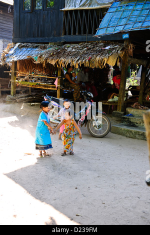 Mon village près de Bago, moines bouddhistes, hébergement, maison typique de la construction, (ancienne capitale du royaume Môn),la Birmanie Myanmar Banque D'Images