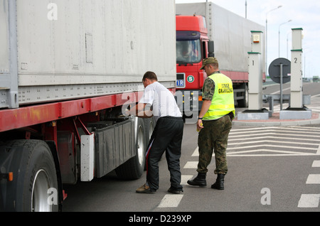 Koroszczyn, pologne, polonais garde-frontières dans le contrôle d'un camion à l'importation Banque D'Images