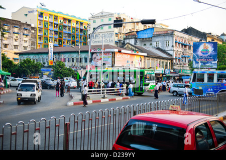 Scènes de la ville, marchés, rues,Papier,Imprimer District, appartements, bâtiments, l'architecture, les femmes moines,Yangon, Myanmar Birmanie Rangoon,, Banque D'Images