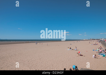 La plage Ayr Ayrshire du sud de l'Écosse avec l'île d'Arran en arrière-plan Banque D'Images