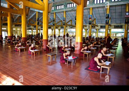 Bouddha Bouddhisme bouddhas,,Birman Kya khat Waing,Enseignement,Monastère moines participer aux examens,Bago (capitale de mon royaume),la Birmanie Myanmar Banque D'Images