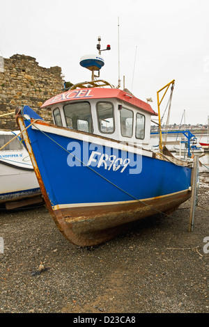 Petit bateau de pêche à l'eau sur la plage de Conwy Quay, Conwy, Gwynedd, au nord du Pays de Galles Banque D'Images