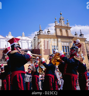 Pologne Cracovie Cracovie brass musiciens performing in front of Cloth Hall au cours de l'été concours de bande Banque D'Images