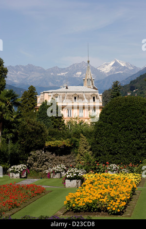 Piemonte : Pallanza - Villa Taranto / Le jardin en terrasses avec la Villa Taranto au-dessus des arbres émergents Banque D'Images