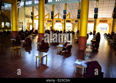 Bouddha Bouddhisme bouddhas,,Birman Kya khat Waing,Enseignement,Monastère moines participer aux examens,Bago (capitale de mon royaume),la Birmanie Myanmar Banque D'Images