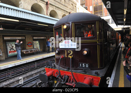 Barbican, Londres, Royaume-Uni. 13 janvier 2013. Un train à vapeur fonctionne sur le métro de Londres à l'occasion du 150e anniversaire du système souterrain. L'avant du train passe par la gare de Barbican. Banque D'Images