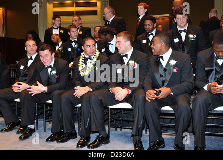 Texas A&M QB Johnny Manziel, gauche, avec Manti Te'o, secondeur de l'Université de Notre Dame à la Walter Camp All-American awards dinner. Banque D'Images