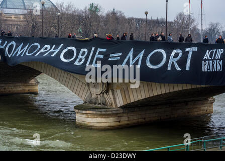 paris, France, LGTB français proteste N.G.O., Act Up Paris; Making énorme Banner to Protest contre la manifestation anti-gay Marriage, Pont des Invalides, protestation activiste Banque D'Images