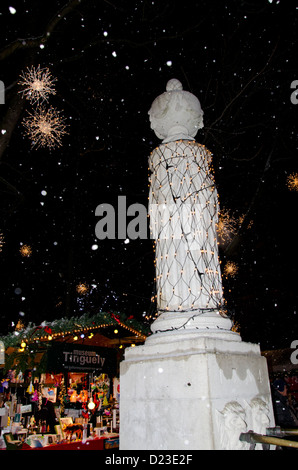 La suisse, Bâle. Maison de vacances hiver münsterplatz Marché (aka Le Marche de Noel du Münsterplatz), la nuit dans la neige. Banque D'Images