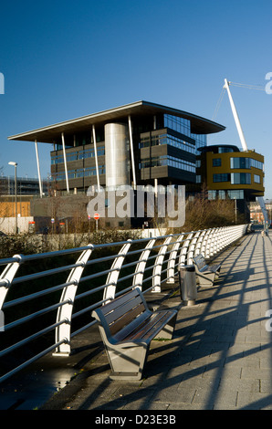 Newport University City Campus outre River Usk, Newport, Galles du Sud. Banque D'Images