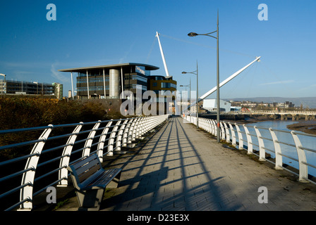 Newport University City Campus outre River Usk, Newport, Galles du Sud. Banque D'Images