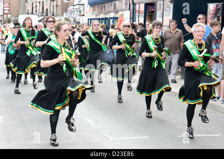 La danse folklorique à la semaine 2012 Whitby Folk avec des danseurs morris Banque D'Images