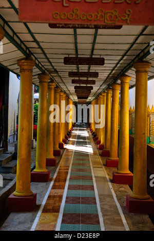 Bouddha Bouddhisme bouddhas,,Birman Kya khat Waing,Enseignement,Monastère moines participer aux examens,Bago (capitale de mon royaume),la Birmanie Myanmar Banque D'Images