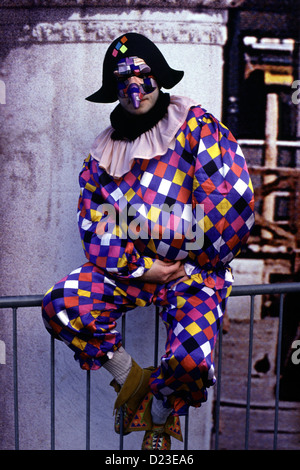 Une personne portant le masque Medico della peste avec son Long bec pendant le Carnaval de Venise Carnevale di Venezia À Venise dans la région de Vénétie Italie Banque D'Images