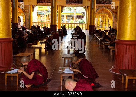 Bouddha Bouddhisme bouddhas,,Birman Kya khat Waing,Enseignement,Monastère moines participer aux examens,Bago (capitale de mon royaume),la Birmanie Myanmar Banque D'Images