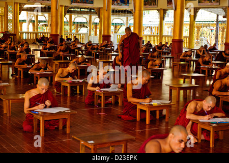 Bouddha Bouddhisme bouddhas,,Birman Kya khat Waing,Enseignement,Monastère moines participer aux examens,Bago (capitale de mon royaume),la Birmanie Myanmar Banque D'Images