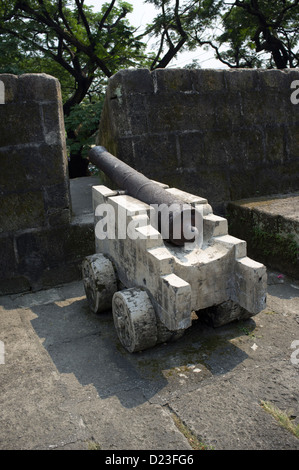 Historique Canon vieux remparts de la ville Intramuros Manila Banque D'Images