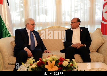 13 janvier 2013 - Tunis, Tunis, Tunisie - Le président palestinien Mahmoud Abbas rencontre le président tunisien Moncef Marzouki à Tunis, Tunisie, 13 janvier 2013. Abbas est arrivé à Tunis pour assister à la célébration marquant le deuxième anniversaire de l'insurrection qui a renversé le président Zine El Abidine Ben Ali (crédit Image : © Thaer Ganaim APA/Images/ZUMAPRESS.com) Banque D'Images