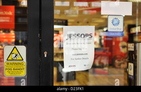 New Oxford Street, Londres, Royaume-Uni. 13 janvier 2013. Un comprendre aux clients que le magasin est maintenant fermé sur la porte de l'Jessops flagship store. Le magasin phare de Londres sont déminés de stock après la fermeture de tous les 187 magasins que l'entreprise entre dans l'administration avec une perte de 1 400 emplois. Banque D'Images