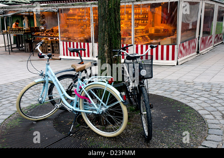 Des vélos de type classique garé dans le Marché Viktualienmarkt, marché, Munich. Transport populaire ici. Banque D'Images