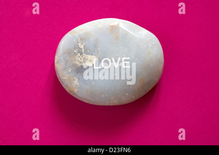 Le commerce équitable - cailloux galets amour sentiment isolé sur fond rose Banque D'Images