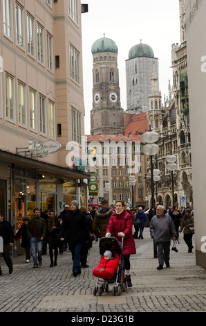 Munich, Allemagne. Rue commerçante animée juste à côté de la place Marienplatz. Les tours sont de la Peterskirche (St. Peter's Church). Banque D'Images