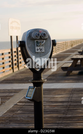 Viewer sur le binoculaire Jacksonville Beach Pier à Jax Beach Florida Banque D'Images