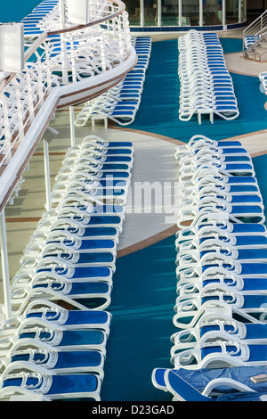 Beaucoup de chaises longues sur le pont d'un navire de croisière Banque D'Images