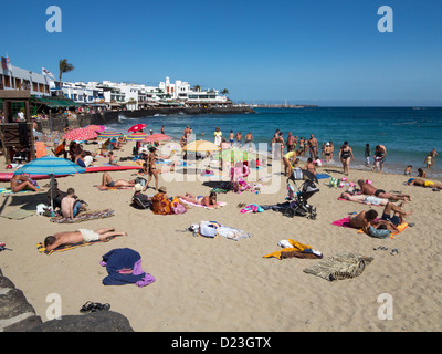 Front de mer de Playa Blanca, plage et promenade côtière, Lanzarote. Banque D'Images