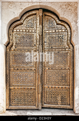 Old Golden Portes du Hawa Mahal. Hawa Mahal, le palais des vents à Jaipur, Rajasthan, Inde. Banque D'Images