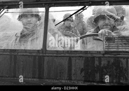 Il faut sauver le soldat Ryan Saving Private Ryan Le Capitaine John Miller (Tom Hanks), le sergent Horvath (Tom Sizemore) *** légende locale *** Banque D'Images