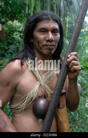 Le chef autochtone Huaorani Moi Enomenga lutte contre les multinationales du pétrole dans le Parc National Yasuní, Amazon, Equateur Banque D'Images