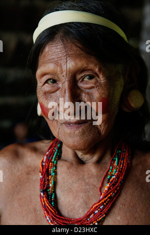 Les Huaorani natifs d'utiliser l'éco-lodge et se tiennent contre les multinationales du pétrole dans le Parc National Yasuní, Amazon, Equateur Banque D'Images