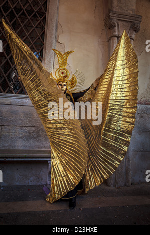 Femme habillée comme un ange d'or durant le Carnaval de Venise, Vénétie, Italie Banque D'Images